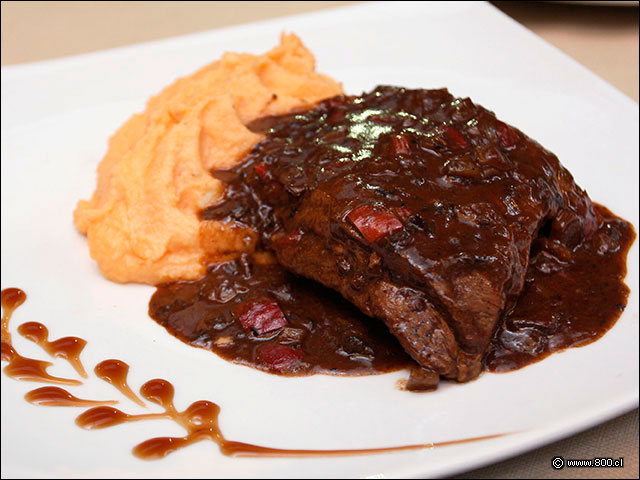 Chancho campero, costillar cocinado por horas en salsa de vino y acompaado por Pur Picante - Los Buenos Muchachos - Cumming